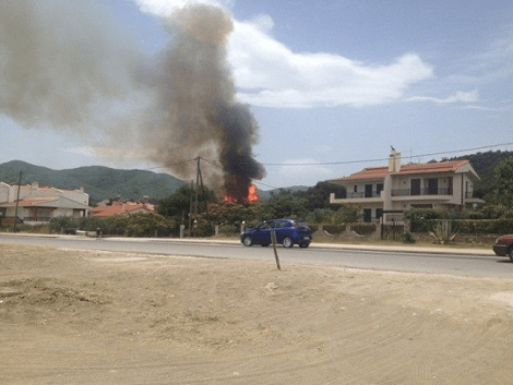 Έφτασε στα σπίτια η φωτιά στον Αγιόκαμπο Λάρισας - Πανικός στους κατοίκους [εικόνες&βίντεο] | iefimerida.gr 0