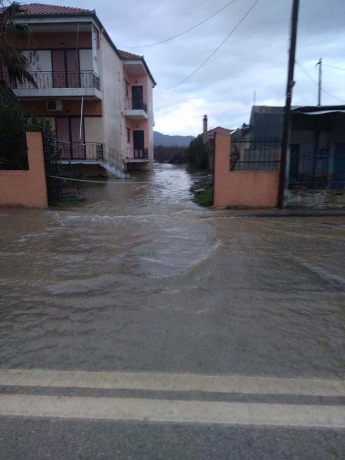 Λάρισα: Πλημμυρισμένα σπίτια και φουσκωμένα ρέματα από τη χθεσινή νεροποντή [εικόνες] | iefimerida.gr 0