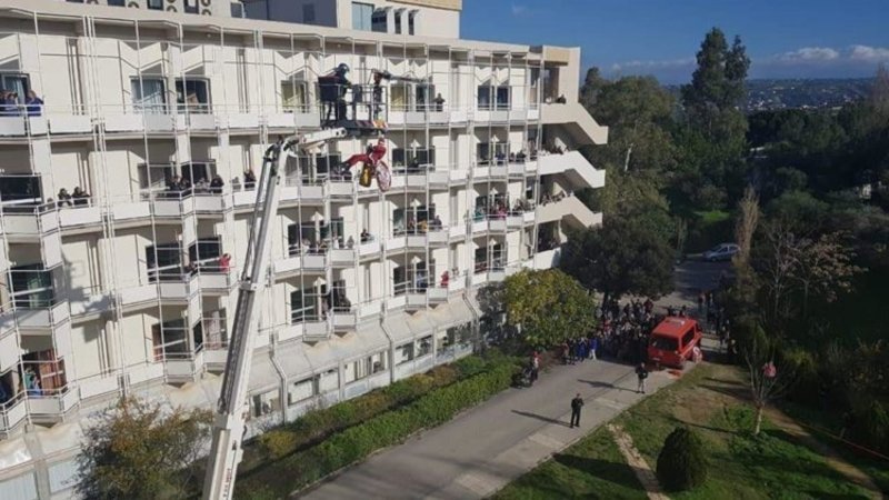 Η Πυροσβεστική έφερε τον Αγιο Βασίλη στο ΠΑΓΝΗ και μοίρασε χαμόγελα