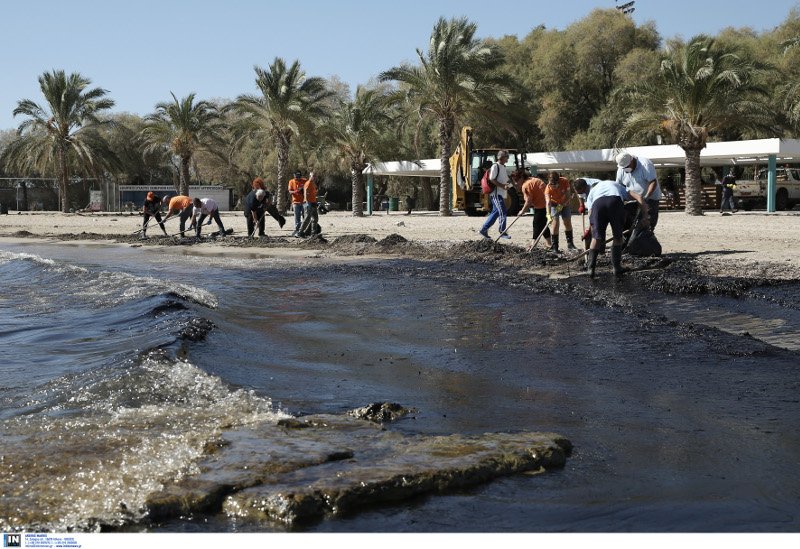 Περιβαλλοντικό έγκλημα στον Σαρωνικό -Πίσσα οι παραλίες μέχρι τη Γλυφάδα [εικόνες] | iefimerida.gr 13