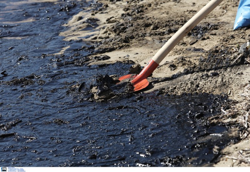 Περιβαλλοντικό έγκλημα στον Σαρωνικό -Πίσσα οι παραλίες μέχρι τη Γλυφάδα [εικόνες] | iefimerida.gr 16