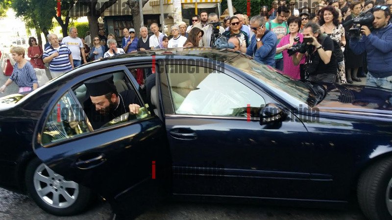 Πανζουρλισμός στον «Αγιο Σάββα» για το ιερό λείψανο της Αγίας Βαρβάρας [εικόνες] | iefimerida.gr 11