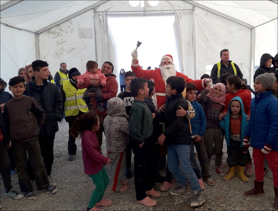 Ο Αγιος Βασίλης μοίρασε δώρα και χαρά στον καταυλισμό του Κουτσόχερου [εικόνες] | iefimerida.gr 0