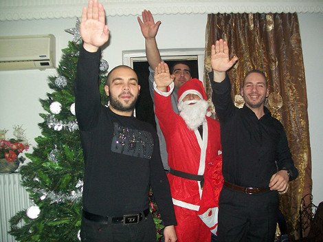 Νέα ντοκουμέντα για τους Χρυσαυγίτες: Ντύνονταν Αγιοι Βασίληδες και χαιρετούσαν ναζιστικά [εικόνες] | iefimerida.gr 2