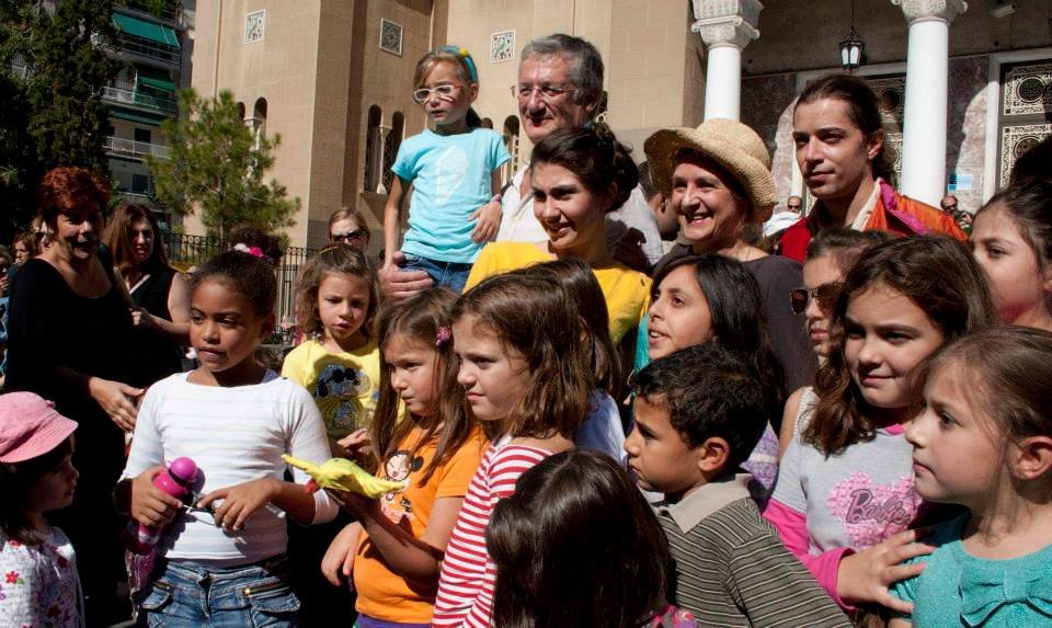 Ανέβασαν παιδικό θέατρο στην πλατεία Αγίου Παντελεήμονα, εκεί που άλλοτε «θέριζε» η Χρυσή Αυγή [εικόνες] | iefimerida.gr 0