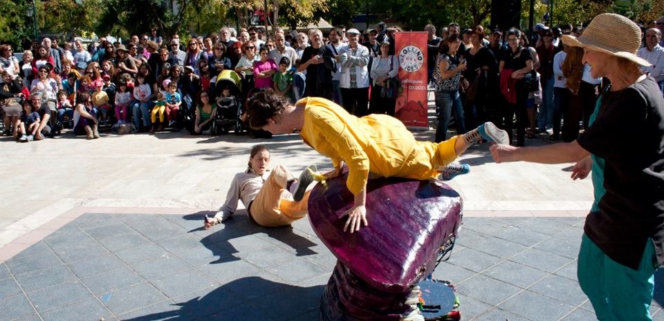 Ανέβασαν παιδικό θέατρο στην πλατεία Αγίου Παντελεήμονα, εκεί που άλλοτε «θέριζε» η Χρυσή Αυγή [εικόνες] | iefimerida.gr 1