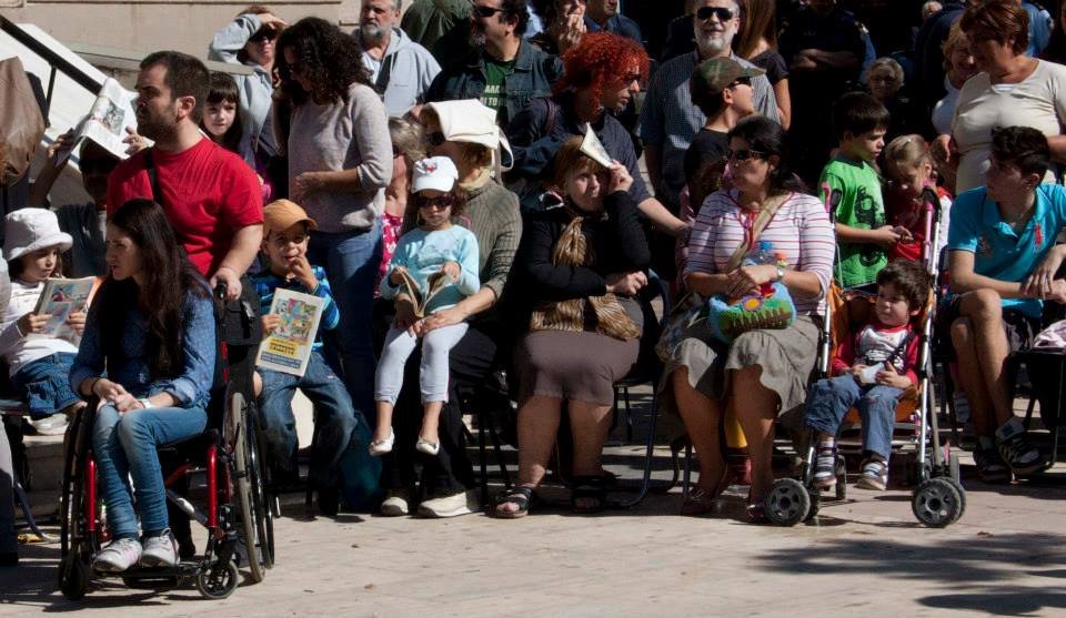 Ανέβασαν παιδικό θέατρο στην πλατεία Αγίου Παντελεήμονα, εκεί που άλλοτε «θέριζε» η Χρυσή Αυγή [εικόνες] | iefimerida.gr 2
