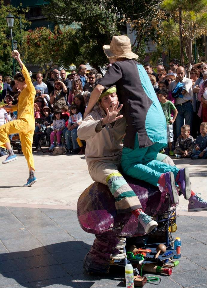 Ανέβασαν παιδικό θέατρο στην πλατεία Αγίου Παντελεήμονα, εκεί που άλλοτε «θέριζε» η Χρυσή Αυγή [εικόνες] | iefimerida.gr 3