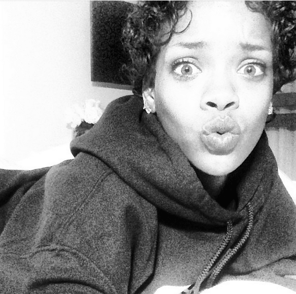 Γι'αυτό η Rihanna είναι η «βασίλισσα» των selfies -Οι πιο τρελές πόζες της μπροστά στο δικό της φακό [εικόνες] | iefimerida.gr 16