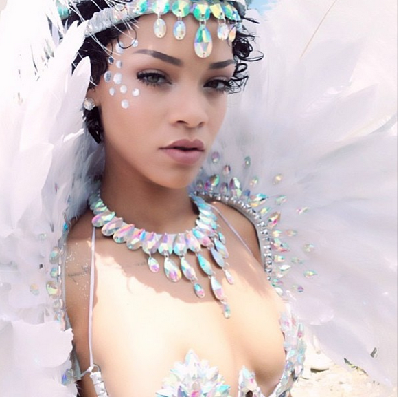 Γι'αυτό η Rihanna είναι η «βασίλισσα» των selfies -Οι πιο τρελές πόζες της μπροστά στο δικό της φακό [εικόνες] | iefimerida.gr 8