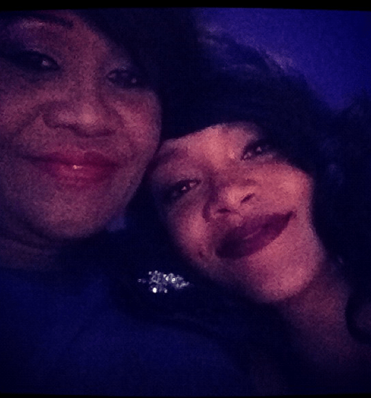 Γι'αυτό η Rihanna είναι η «βασίλισσα» των selfies -Οι πιο τρελές πόζες της μπροστά στο δικό της φακό [εικόνες] | iefimerida.gr 7