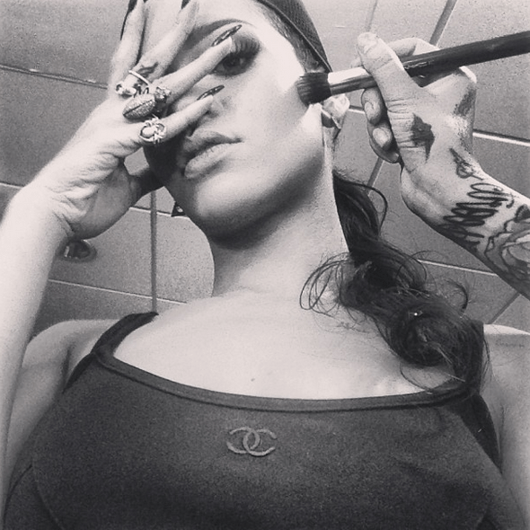 Γι'αυτό η Rihanna είναι η «βασίλισσα» των selfies -Οι πιο τρελές πόζες της μπροστά στο δικό της φακό [εικόνες] | iefimerida.gr 5