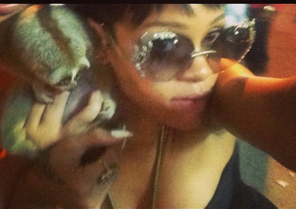 Γι'αυτό η Rihanna είναι η «βασίλισσα» των selfies -Οι πιο τρελές πόζες της μπροστά στο δικό της φακό [εικόνες] | iefimerida.gr 3