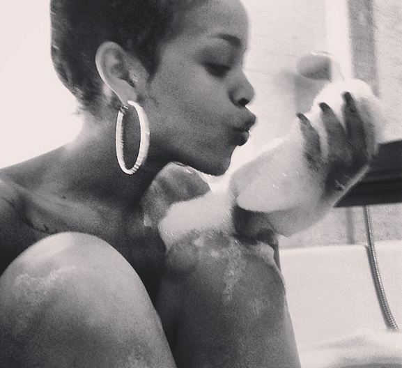 Γι'αυτό η Rihanna είναι η «βασίλισσα» των selfies -Οι πιο τρελές πόζες της μπροστά στο δικό της φακό [εικόνες] | iefimerida.gr 2