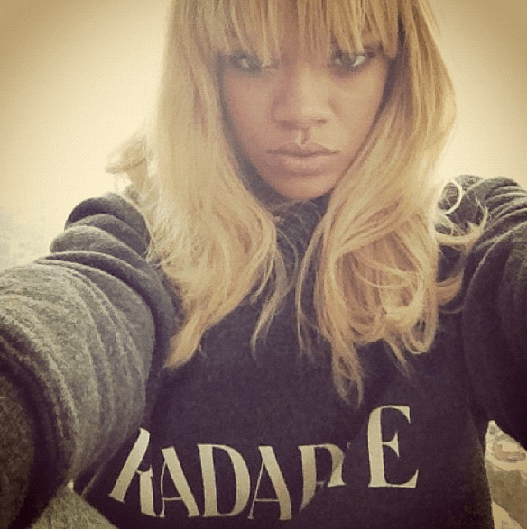 Γι'αυτό η Rihanna είναι η «βασίλισσα» των selfies -Οι πιο τρελές πόζες της μπροστά στο δικό της φακό [εικόνες] | iefimerida.gr 1