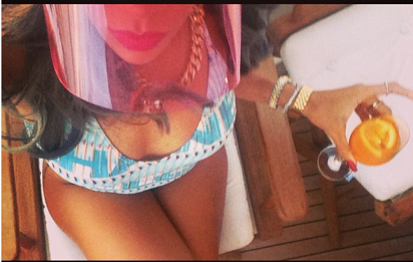 Γι'αυτό η Rihanna είναι η «βασίλισσα» των selfies -Οι πιο τρελές πόζες της μπροστά στο δικό της φακό [εικόνες] | iefimerida.gr 15