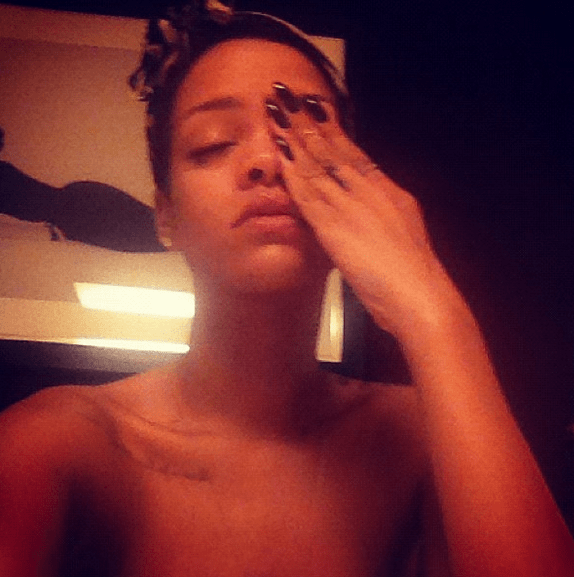 Γι'αυτό η Rihanna είναι η «βασίλισσα» των selfies -Οι πιο τρελές πόζες της μπροστά στο δικό της φακό [εικόνες] | iefimerida.gr 13