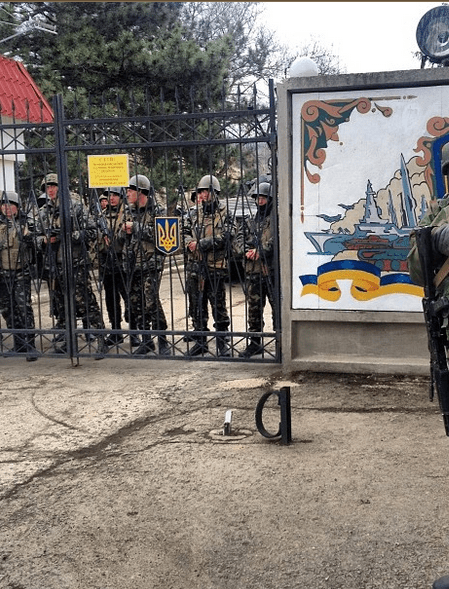 Με το χέρι στη σκανδάλη στρατιώτες στην Κριμαία -Περικύκλωσαν βάση του πεζικού με οπλισμένα πολυβόλα [εικόνες] | iefimerida.gr 5