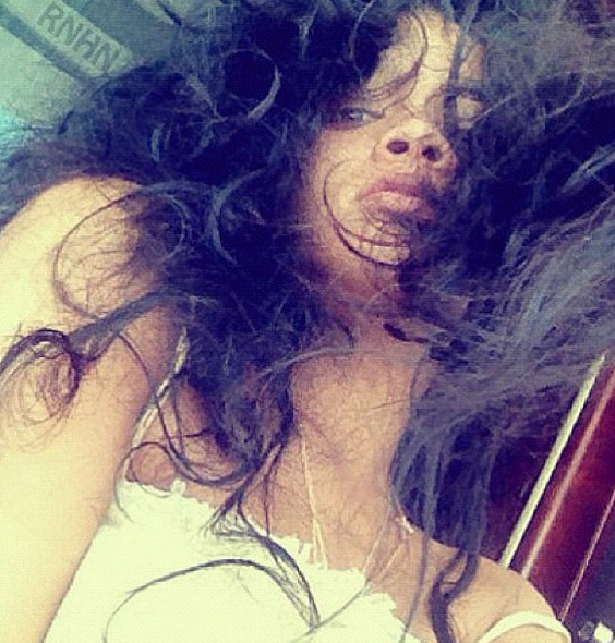 Γι'αυτό η Rihanna είναι η «βασίλισσα» των selfies -Οι πιο τρελές πόζες της μπροστά στο δικό της φακό [εικόνες] | iefimerida.gr 12