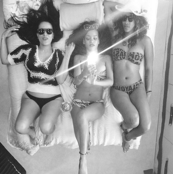 Γι'αυτό η Rihanna είναι η «βασίλισσα» των selfies -Οι πιο τρελές πόζες της μπροστά στο δικό της φακό [εικόνες] | iefimerida.gr 11