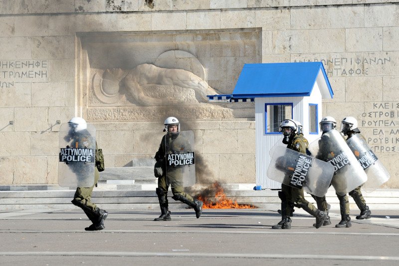 Μολότοφ, πέτρες και δακρυγόνα στην πορεία κατά της λιτότητας | iefimerida.gr 3