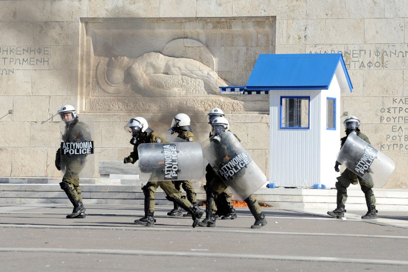 Μολότοφ, πέτρες και δακρυγόνα στην πορεία κατά της λιτότητας | iefimerida.gr 5