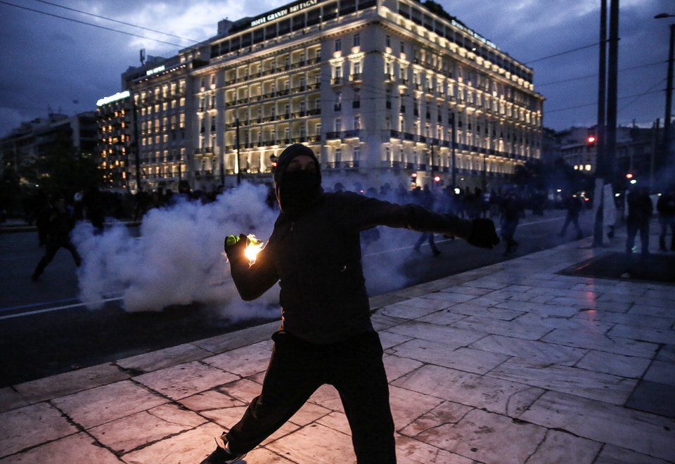 Αναρχικοί έκαψαν το φυλάκιο του Αγνωστου Στρατιώτη [εικόνες] | iefimerida.gr 10