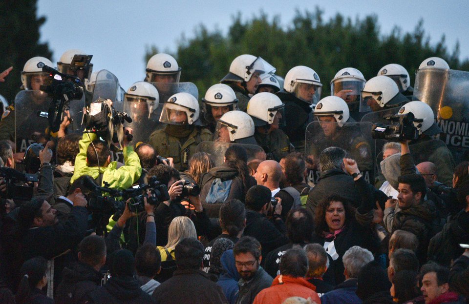 Αναρχικοί έκαψαν το φυλάκιο του Αγνωστου Στρατιώτη [εικόνες] | iefimerida.gr 12