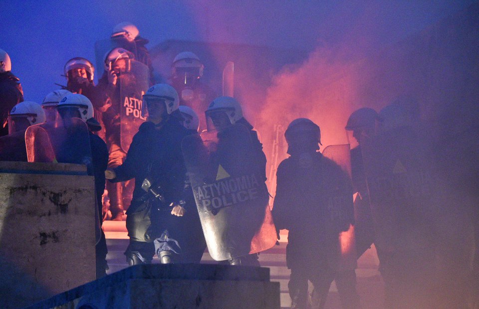 Αναρχικοί έκαψαν το φυλάκιο του Αγνωστου Στρατιώτη [εικόνες] | iefimerida.gr 8