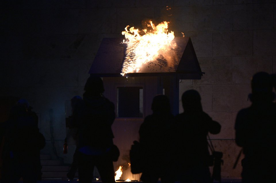 Αναρχικοί έκαψαν το φυλάκιο του Αγνωστου Στρατιώτη [εικόνες] | iefimerida.gr 3