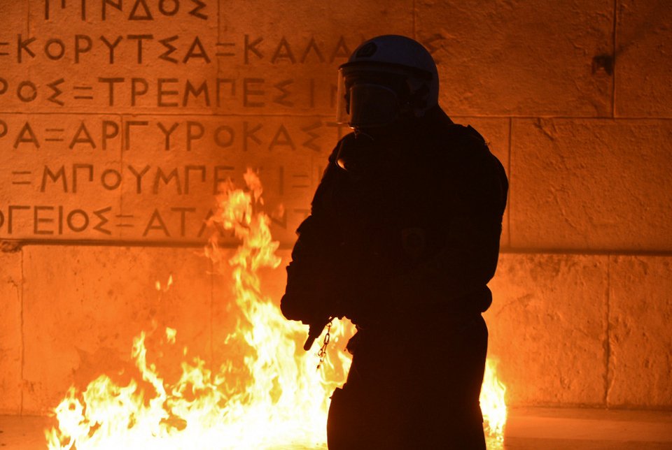 Αναρχικοί έκαψαν το φυλάκιο του Αγνωστου Στρατιώτη [εικόνες] | iefimerida.gr 4
