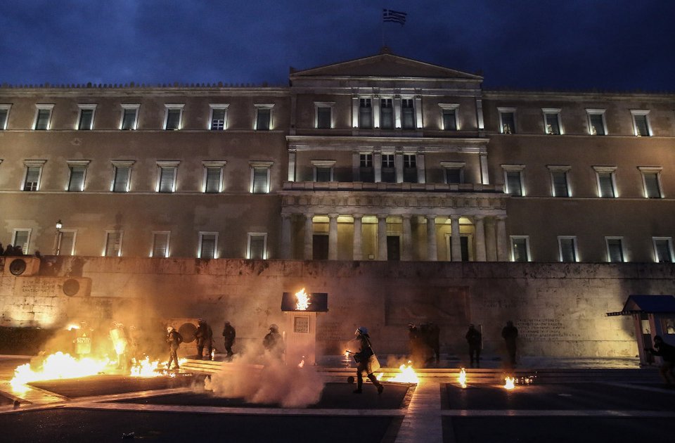 Αναρχικοί έκαψαν το φυλάκιο του Αγνωστου Στρατιώτη [εικόνες] | iefimerida.gr 0