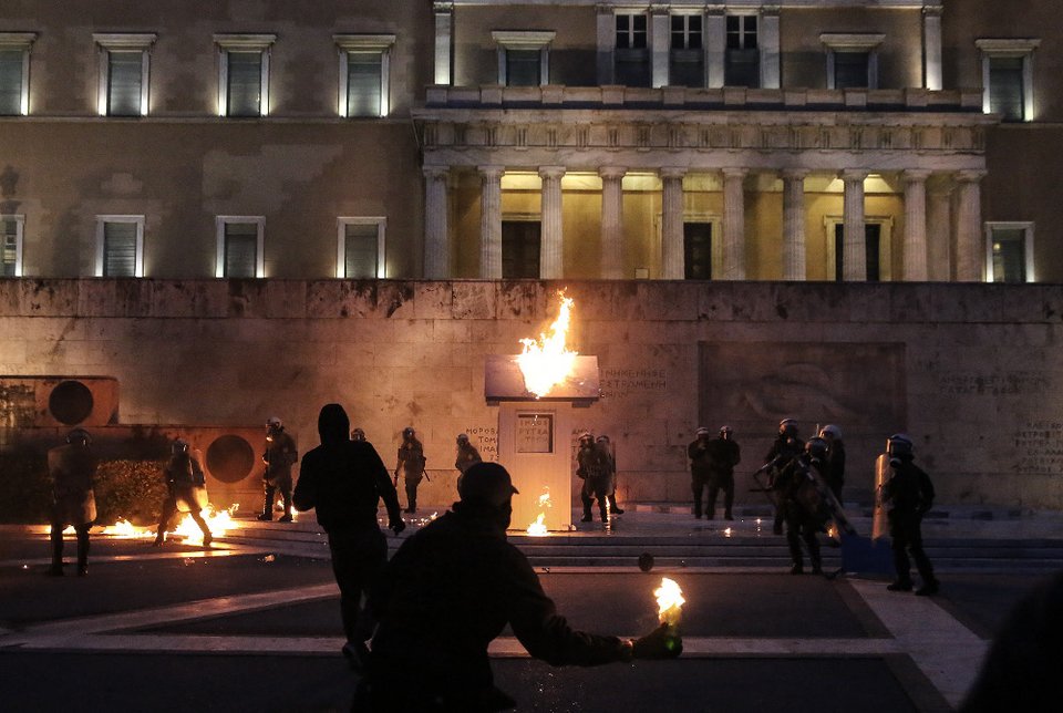 Αναρχικοί έκαψαν το φυλάκιο του Αγνωστου Στρατιώτη [εικόνες] | iefimerida.gr 2