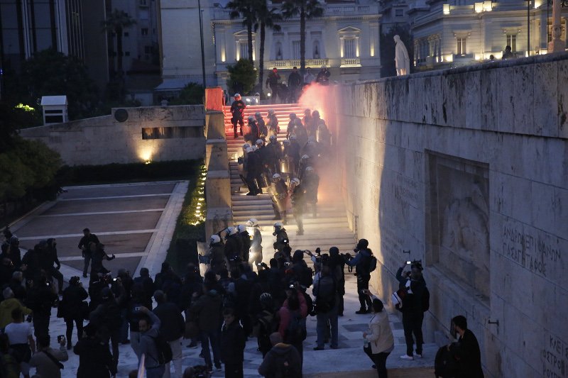 Αναρχικοί έκαψαν το φυλάκιο του Αγνωστου Στρατιώτη [εικόνες] | iefimerida.gr 6