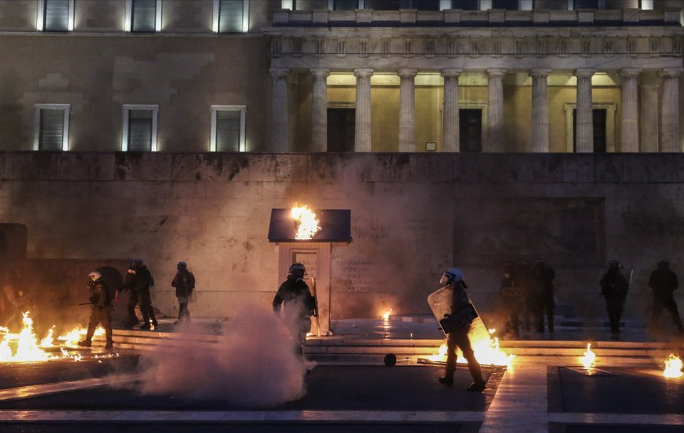 Αναρχικοί έκαψαν το φυλάκιο του Αγνωστου Στρατιώτη [εικόνες] | iefimerida.gr 1
