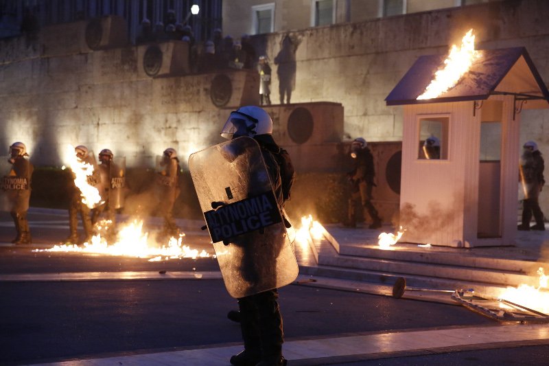 Αναρχικοί έκαψαν το φυλάκιο του Αγνωστου Στρατιώτη [εικόνες] | iefimerida.gr 5