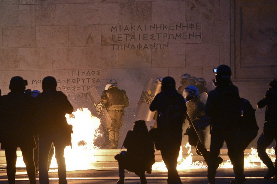 Αναρχικοί έκαψαν το φυλάκιο του Αγνωστου Στρατιώτη [εικόνες] | iefimerida.gr 9