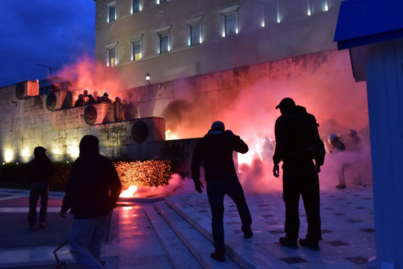 Αναρχικοί έκαψαν το φυλάκιο του Αγνωστου Στρατιώτη [εικόνες] | iefimerida.gr 7