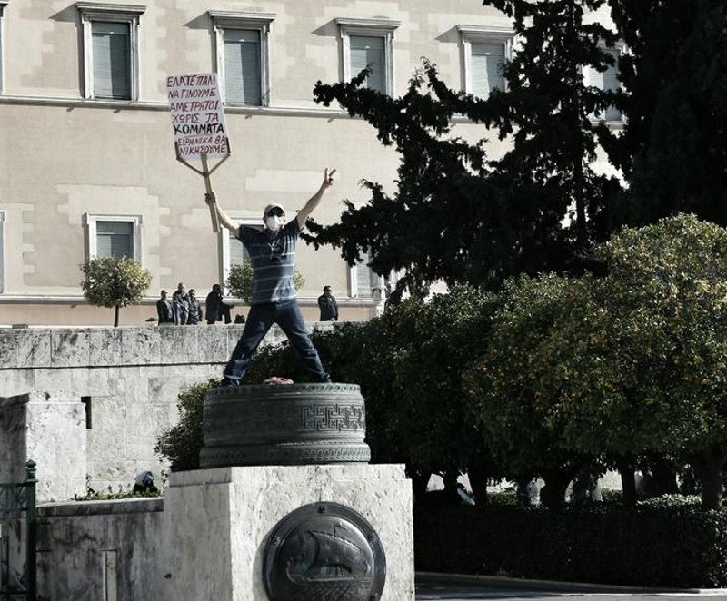Μολότοφ, πέτρες και δακρυγόνα στην πορεία κατά της λιτότητας | iefimerida.gr 4