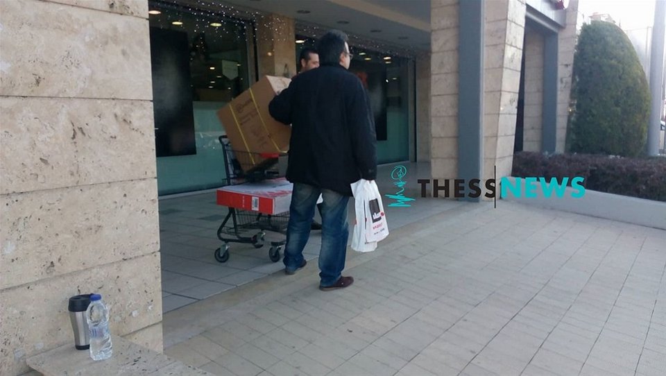 Θεσσαλονίκη: Ουρές και σπρωξίματα για τις προσφορές της Black Friday [εικόνες & βίντεο] | iefimerida.gr 3