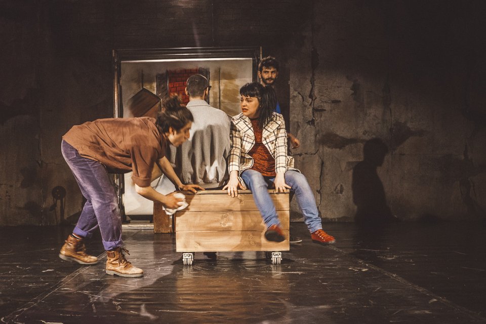 Προσφυγιά και μετανάστευση: «Το Αγόρι με τη βαλίτσα» του Μάικ Κένι έρχεται στο ΚΘΒΕ [εικόνες] | iefimerida.gr 1