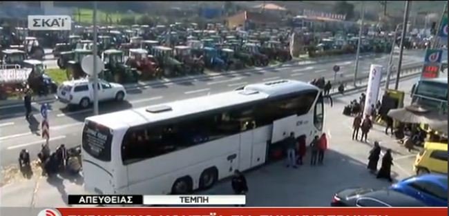 Λεωφορεία με εκατοντάδες πρόσφυγες σταματούν στην εθνική -Στήνουν πρόχειρους καταυλισμούς [εικόνες] | iefimerida.gr 3