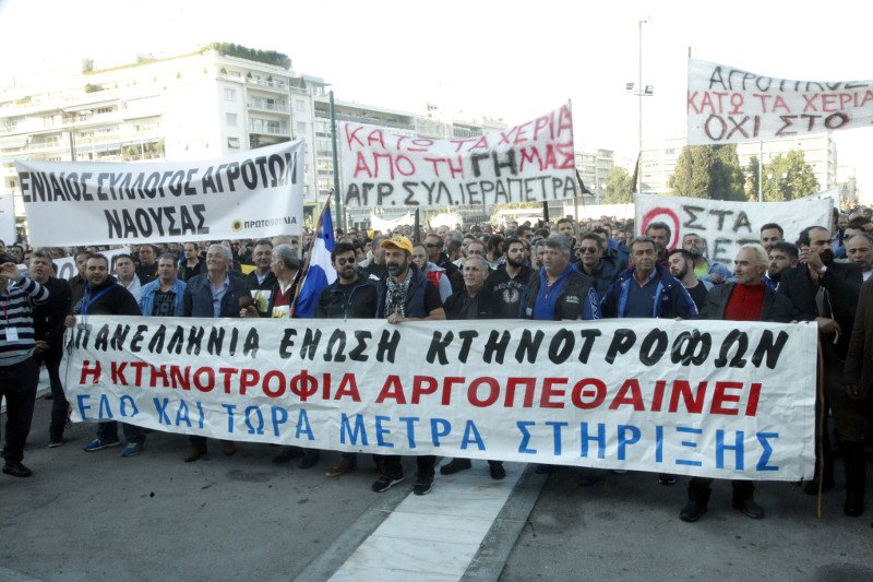 Πάνω από 3.500 χιλιάδες οι αγρότες στο Σύνταγμα [εικόνες] | iefimerida.gr 0