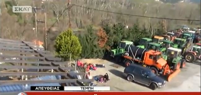 Λεωφορεία με εκατοντάδες πρόσφυγες σταματούν στην εθνική -Στήνουν πρόχειρους καταυλισμούς [εικόνες] | iefimerida.gr 4