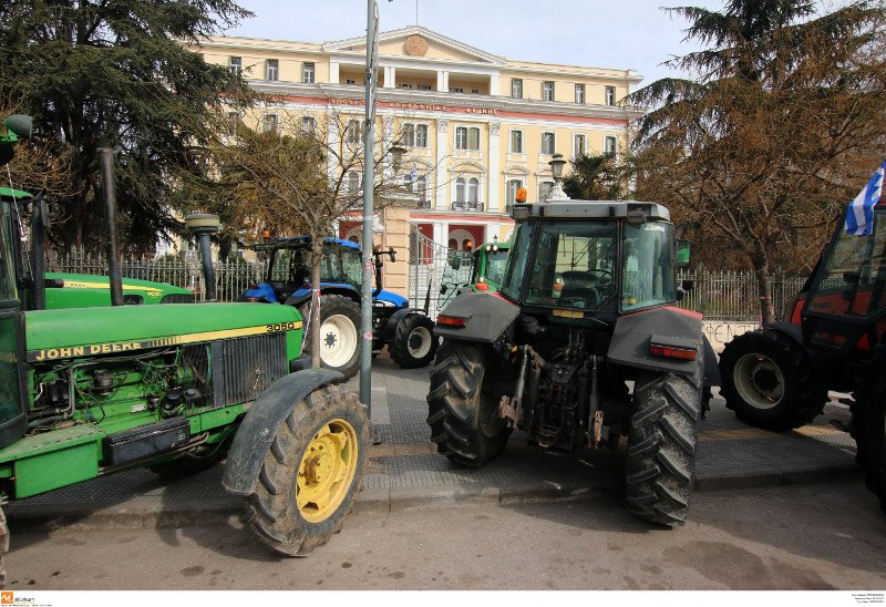 Με κόρνες και κροτίδες έφτασαν τα τρακτέρ στο υπουργείο Μακεδονίας-Θράκης [εικόνες & βίντεο] | iefimerida.gr 0
