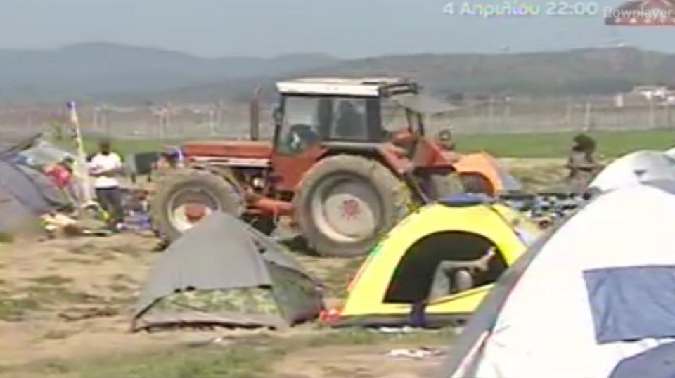 Αναστάτωση: Αγρότης με τρακτέρ οργώνει ανάμεσα στις σκηνές στην Ειδομένη [εικόνες] | iefimerida.gr 1