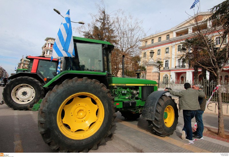 Με κόρνες και κροτίδες έφτασαν τα τρακτέρ στο υπουργείο Μακεδονίας-Θράκης [εικόνες & βίντεο] | iefimerida.gr 1