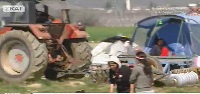 Αναστάτωση: Αγρότης με τρακτέρ οργώνει ανάμεσα στις σκηνές στην Ειδομένη [εικόνες] | iefimerida.gr 2