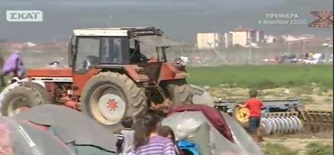 Αναστάτωση: Αγρότης με τρακτέρ οργώνει ανάμεσα στις σκηνές στην Ειδομένη [εικόνες] | iefimerida.gr 3