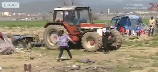 Αναστάτωση: Αγρότης με τρακτέρ οργώνει ανάμεσα στις σκηνές στην Ειδομένη [εικόνες] | iefimerida.gr 0